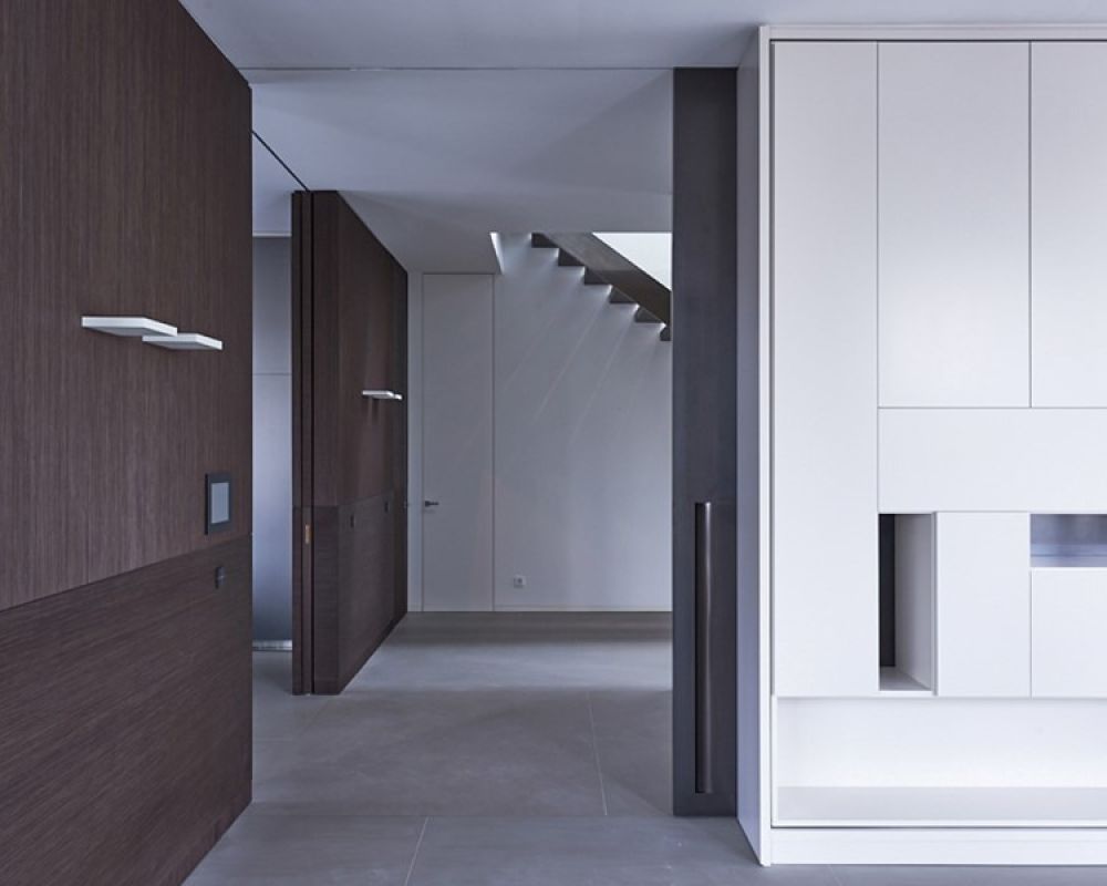 Wandverkleidung, Schiebetüren und Schrank