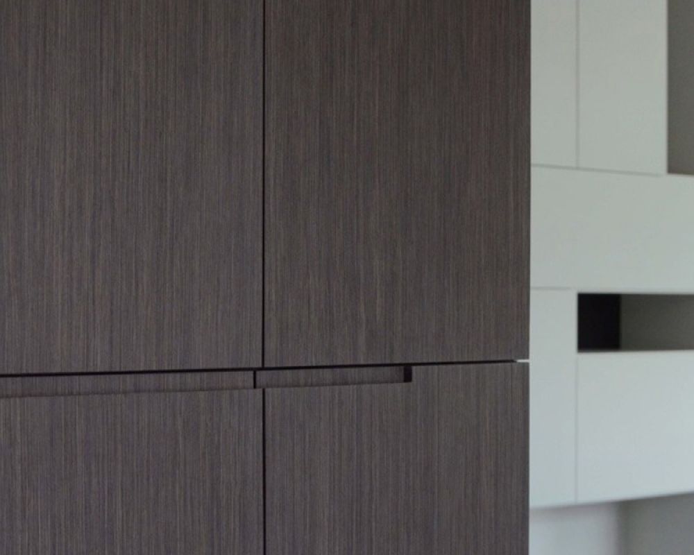 Wandverkleidung, Schiebetüren und Schrank