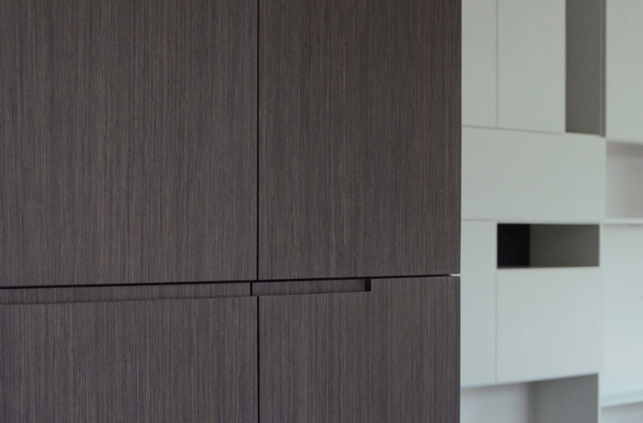 Wandverkleidung, Schiebetüren und Schrank