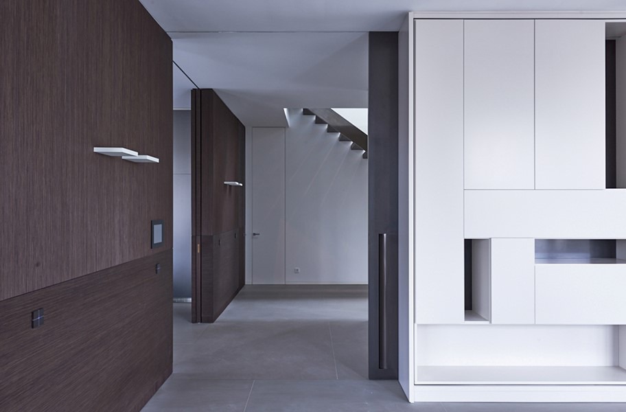 Wandverkleidung, Schiebetüren und Schrank